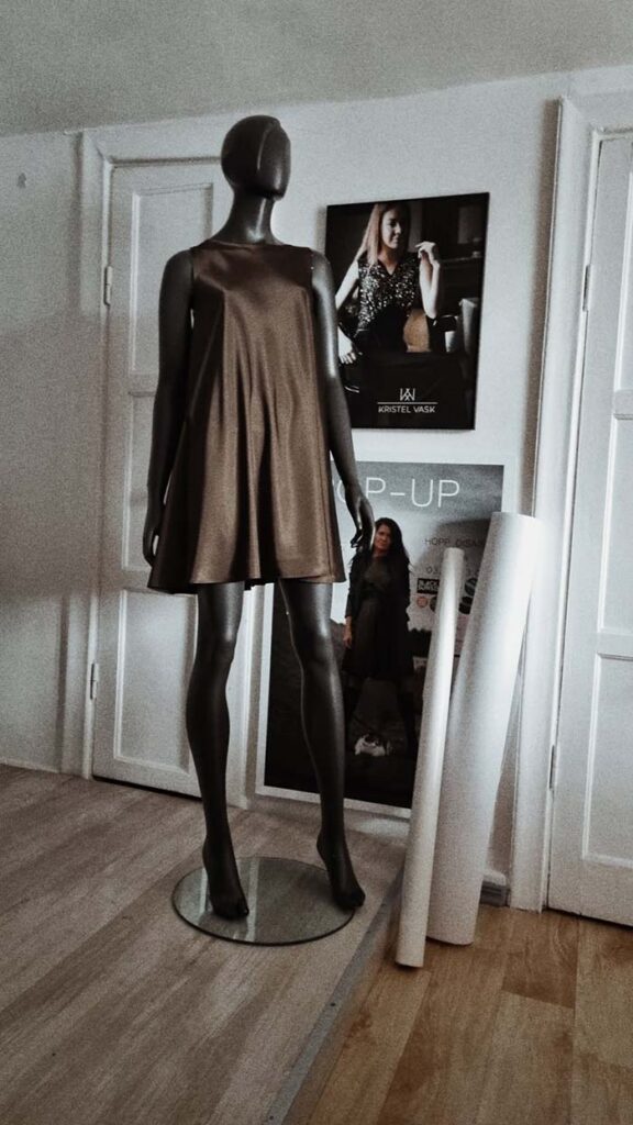 kahtepidi kantav kleit